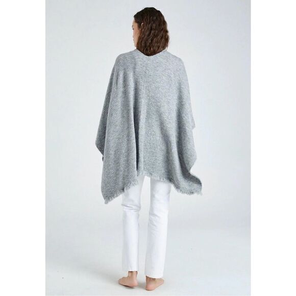 Beryll Cashmere Serape | Light Gray Oversized Blanket Scarf With Stretch - Picture 4 of 12